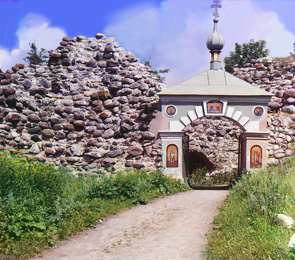 Старая Ладога. Вход в ограду церкви Св. Георгия. Старая Ладога. 1909 год.