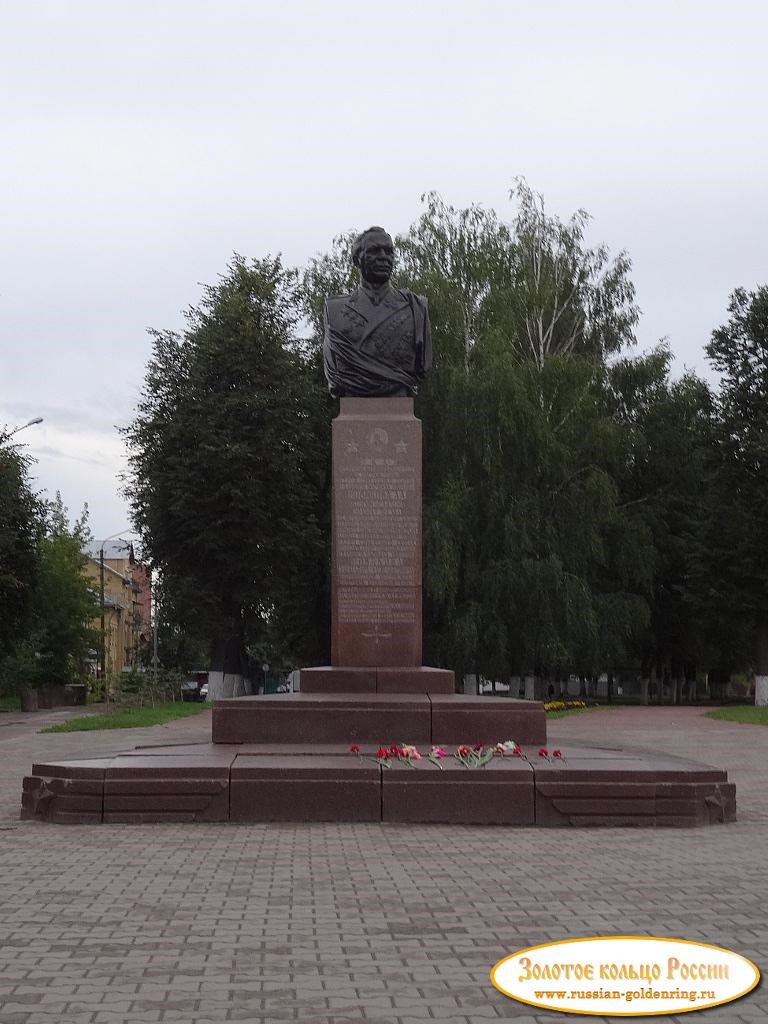 Памятник А.А. Новикову. Кострома
