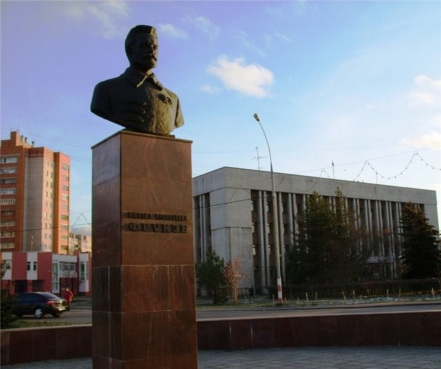 Памятник Михаилу Фрунзе. Ярославль