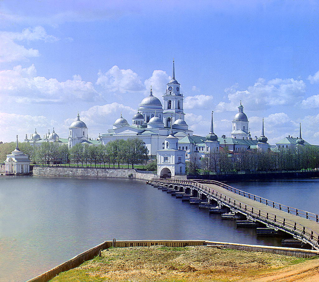 Осташков. Вид на монастырь Нила Столобенского от деревни Светлицы. 1910 год.