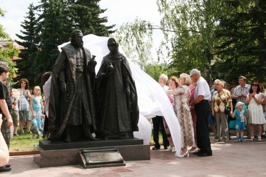 Памятник Петру и Февронии. Клин