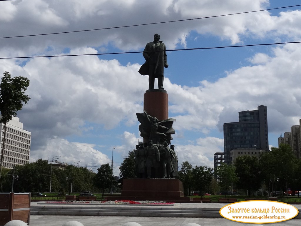 Памятник Ленину на Калужской площади. Москва