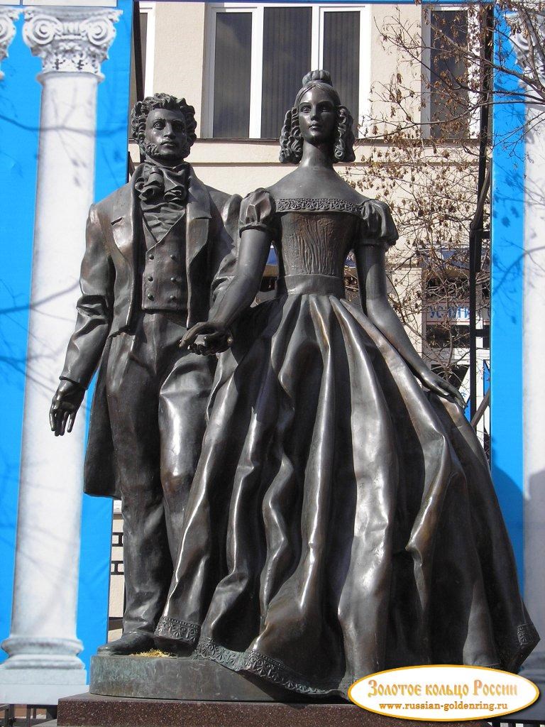 Памятник Пушкину и Гончаровой. Москва