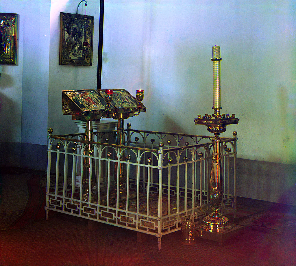 Можайск. Могила Тучковой с сыном в построенной ею церкви в Спасо-Бородинском мон. Бородино. 1911 год.