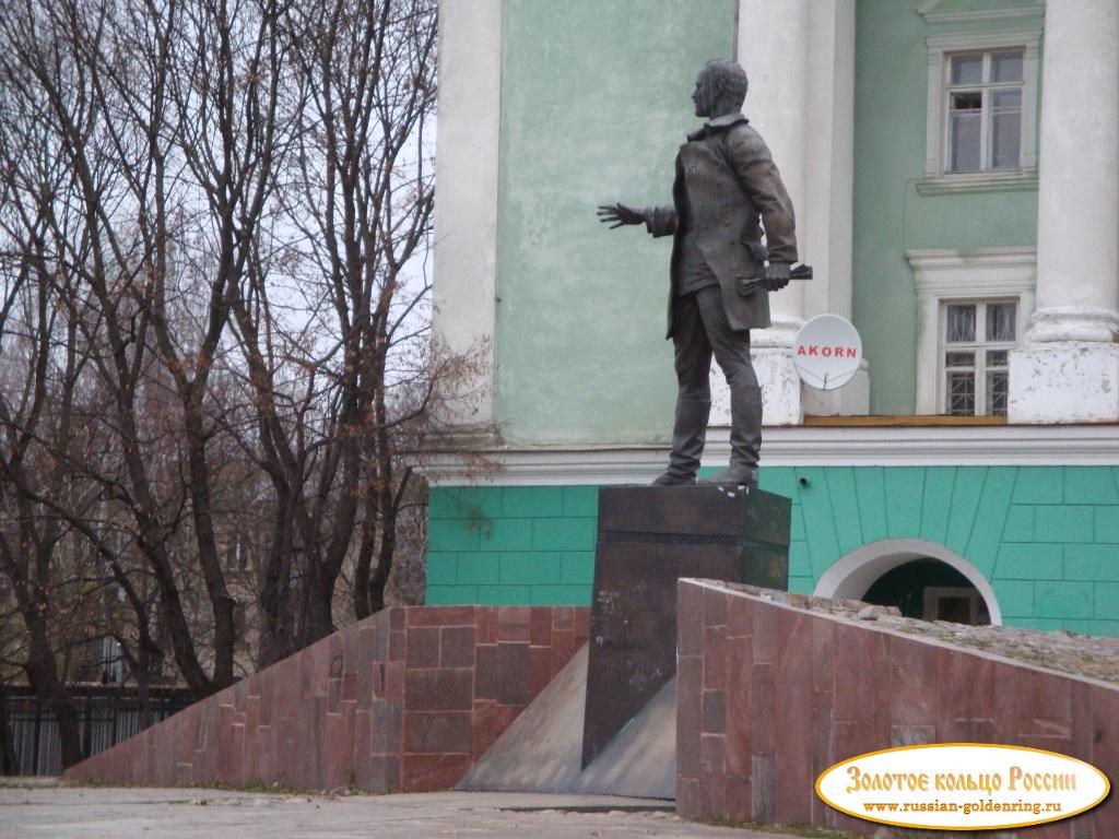Памятник Крыленко. Смоленск
