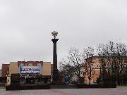 Великий Новгород. Стела в честь присвоения звания 