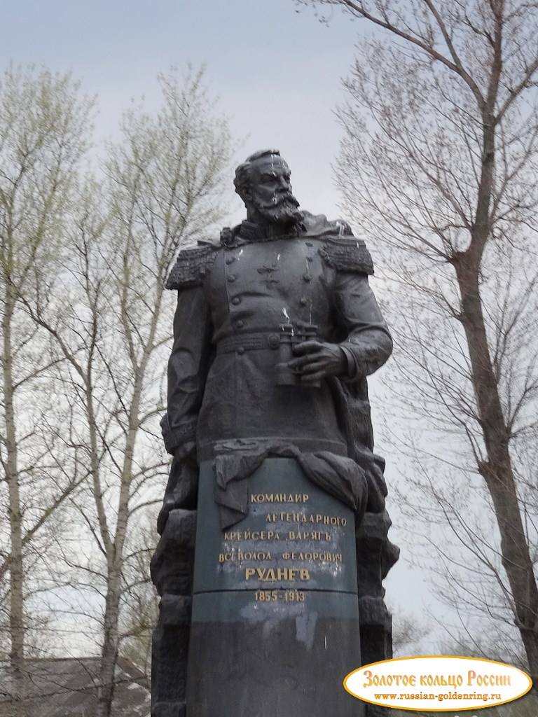 Памятник В.Ф. Рудневу, командиру легендарного крейсера 