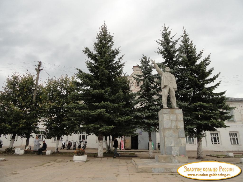 Памятник Ленину и здание торговых рядов. Судиславль