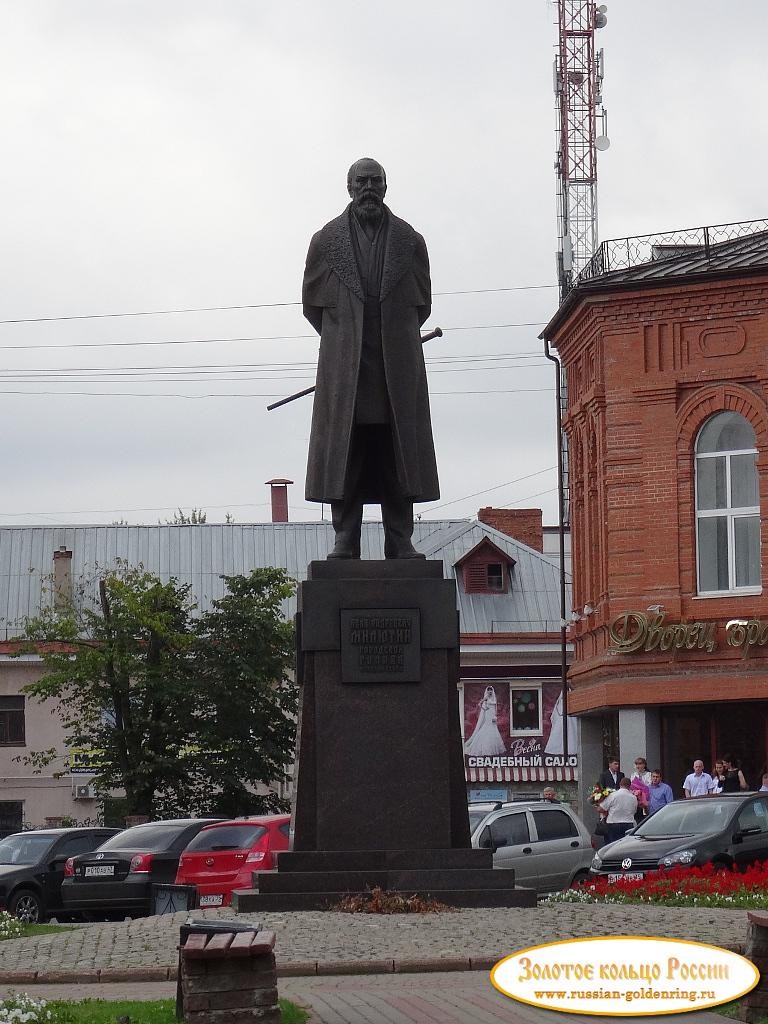 Памятник И.А. Милютину. Череповец